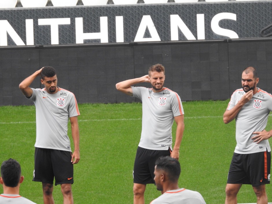 Danilo, Henrique e Leo no treino na Arena Corinthians