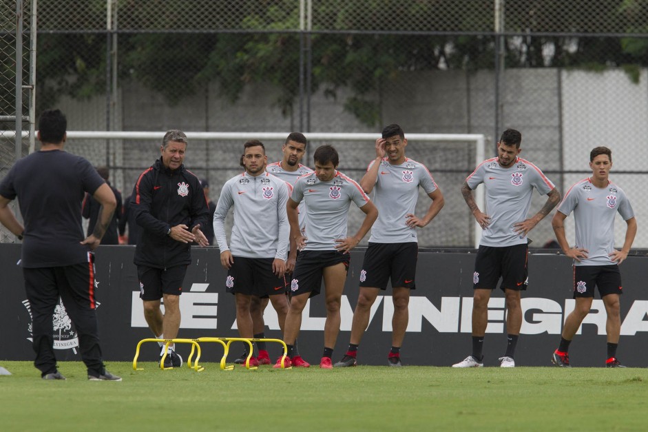 Maycon, Léo Santos, Romero, Balbuena, Pedro Henrique e Vital no treino