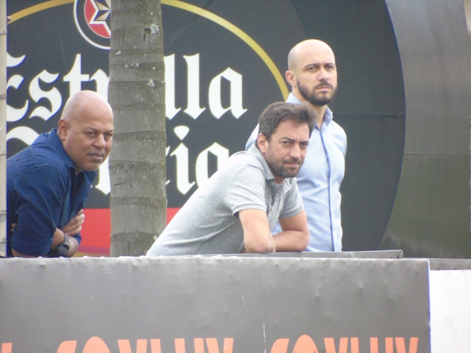 Duílio (centro), diretor de futebol, acompanhou jogo-treino ao lado de Alessandro e Mauro Silva