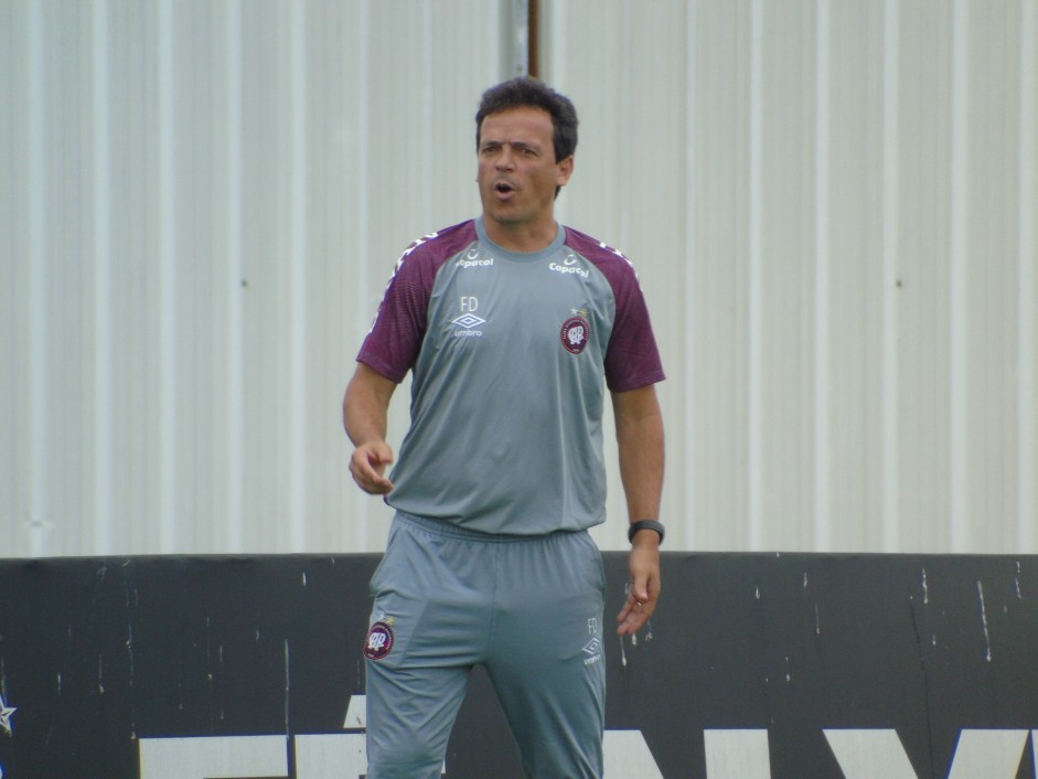 Fernando Diniz comandou o Atltico-PR na vitria sobre o Corinthians em jogo-treino no CT