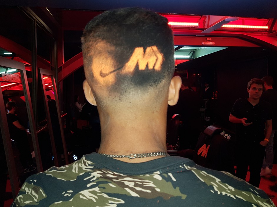 Novo Corte De Cabelo Do Garoto Pedrinho Durante Entrega Das Chuteiras