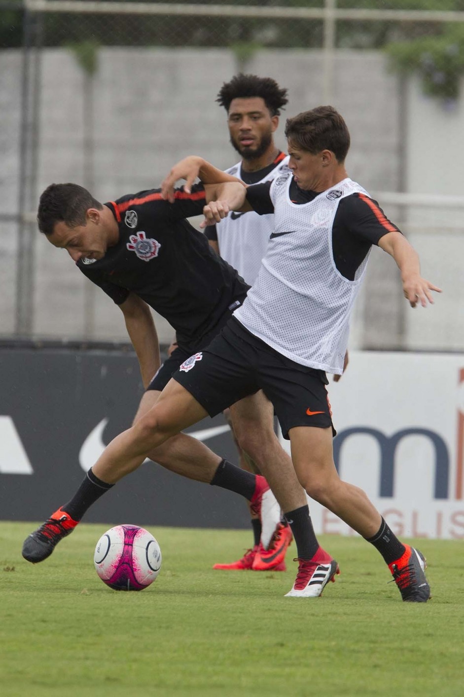 Rodriguinho e Pedrinho durante disputa de bola no treino deste domingo no CT