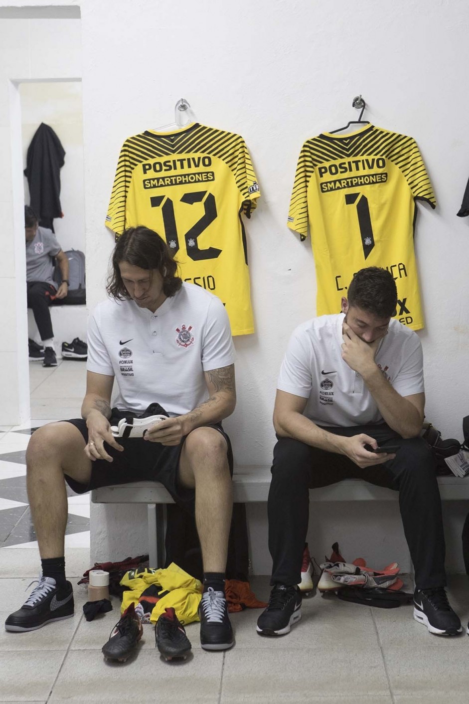 Cássio e Caíque França antes do jogo contra o Red Bull, no Moisés Lucarelli