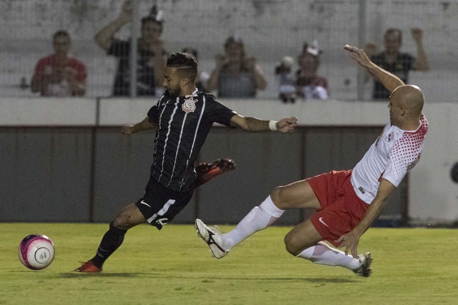 Clayson arrisca o chute durante partida contra o Red Bull Brasil, pelo Paulista 2018