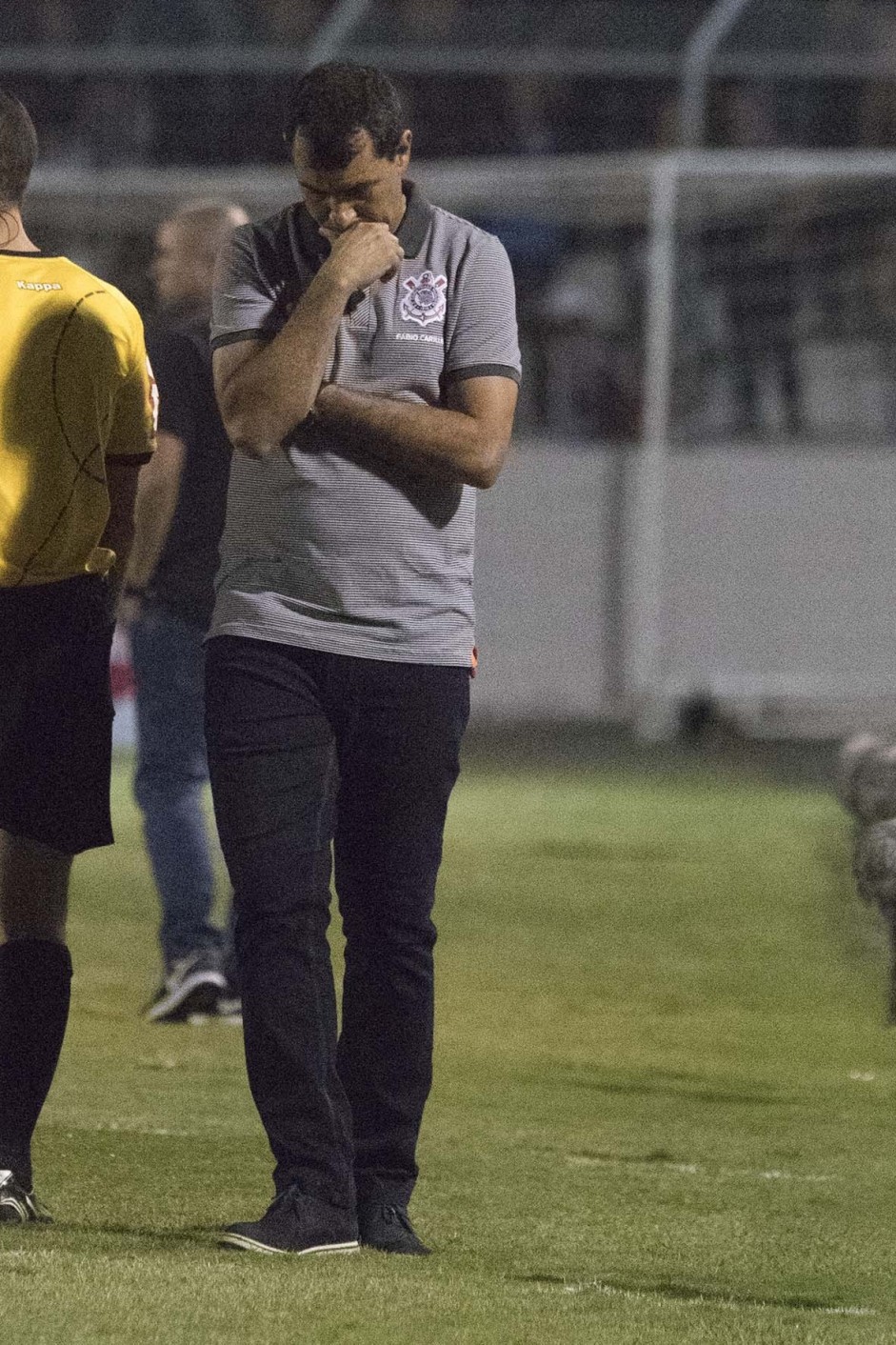 Fbio Carille com semblante srio durante partida contra o Red Bull Brasil