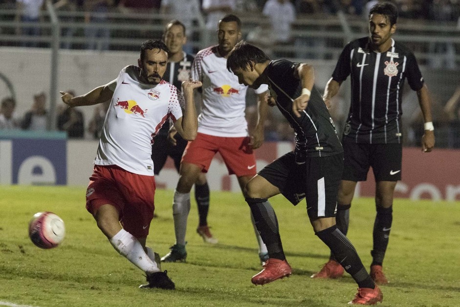 Romero durante jogada que culminou no gol contra marcado pelo zagueiro Tiago Alves do Red Bull