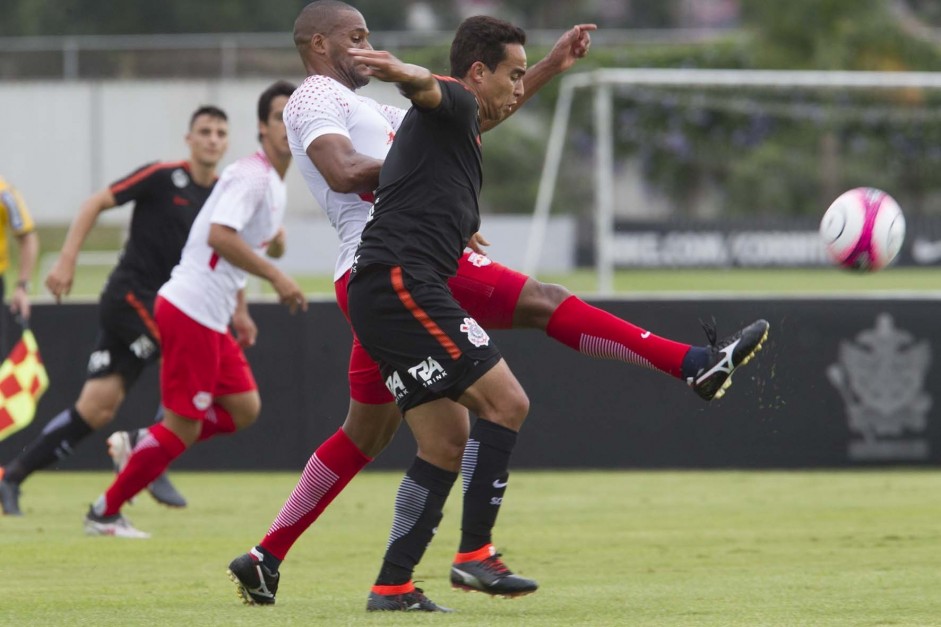 Jadson durante o jogo-treino no CT Joaquim Grava contra o Red Bull Brasil