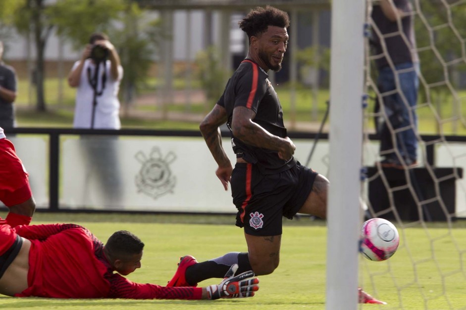O gringo Kazim durante o jogo-treino contra o RB Brasil no CT Joaquim Grava