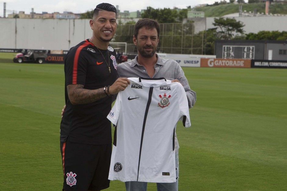 Ralf e Duílio posam para foto com a camisa do Corinthians