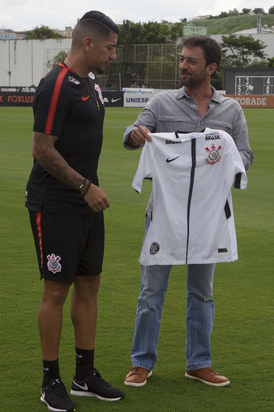 Ralf recebe de Dulio a camisa do Corinthians