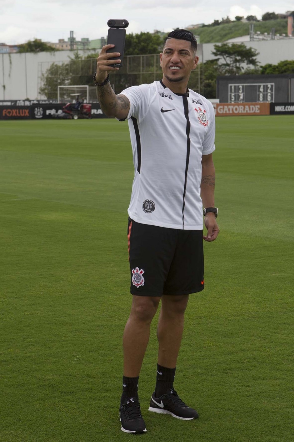 Teve at selfie! Ralf volta ao Corinthians e assina contrato de duas temporadas