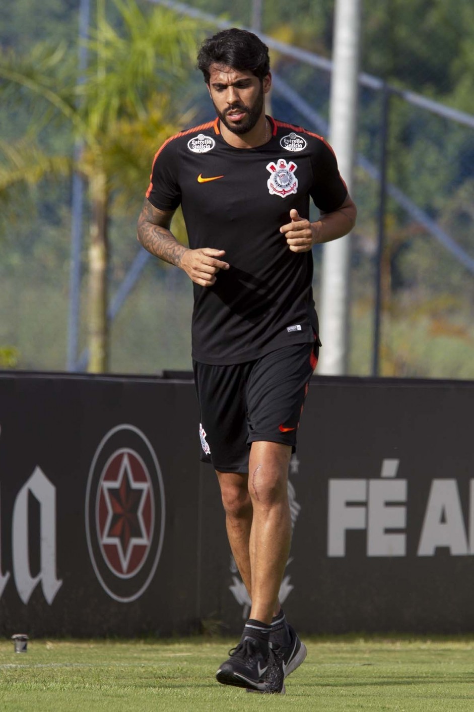 Vilson, que vem de sria leso, corre no gramado durante tarde de jogo-treino no CT