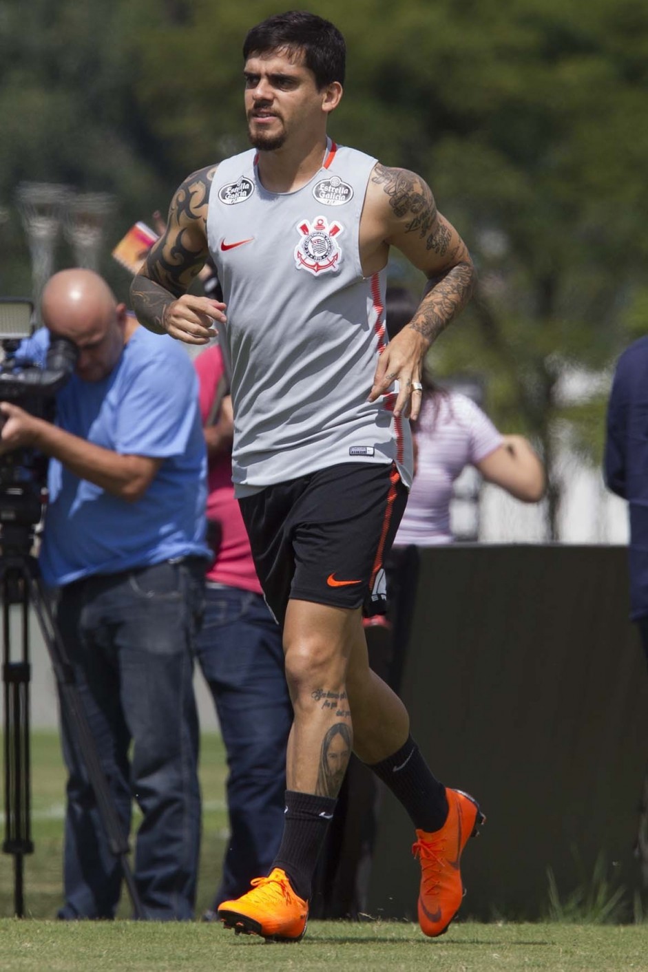 Fagner corre no gramado durante treinamento de hoje no CT