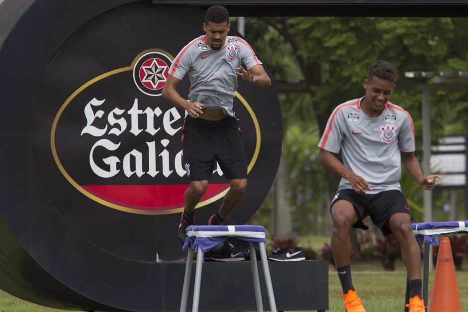 Lo Santos e Pedrinho treinando no CT