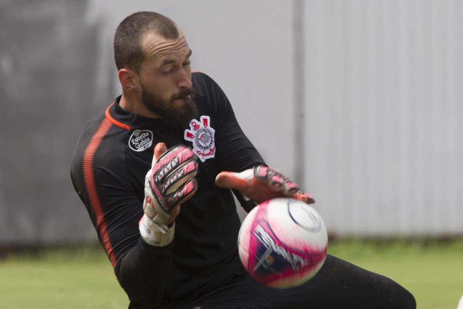 O goleiro Walter treina para voltar a ser relacionado após lesão que o tirou de campo