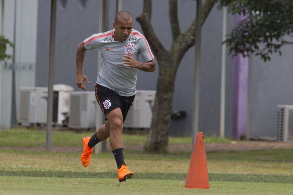 Sheik corre no CT Joaquim Grava durante treino de olho no Palmeiras