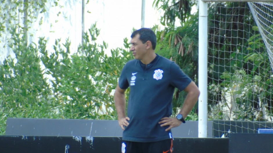 Fábio Carille fechou parte do treino esta manhã no CT