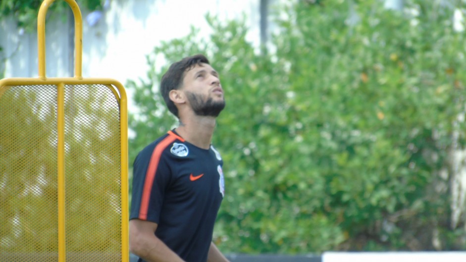 Juninho Capixaba treina com elenco de olho no Palmeiras