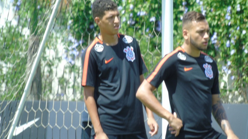 Matheus Matias assinou contrato com o Corinthians ontem