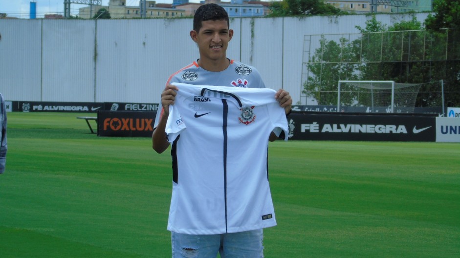 Matheus Matias com a camisa do Corinthians