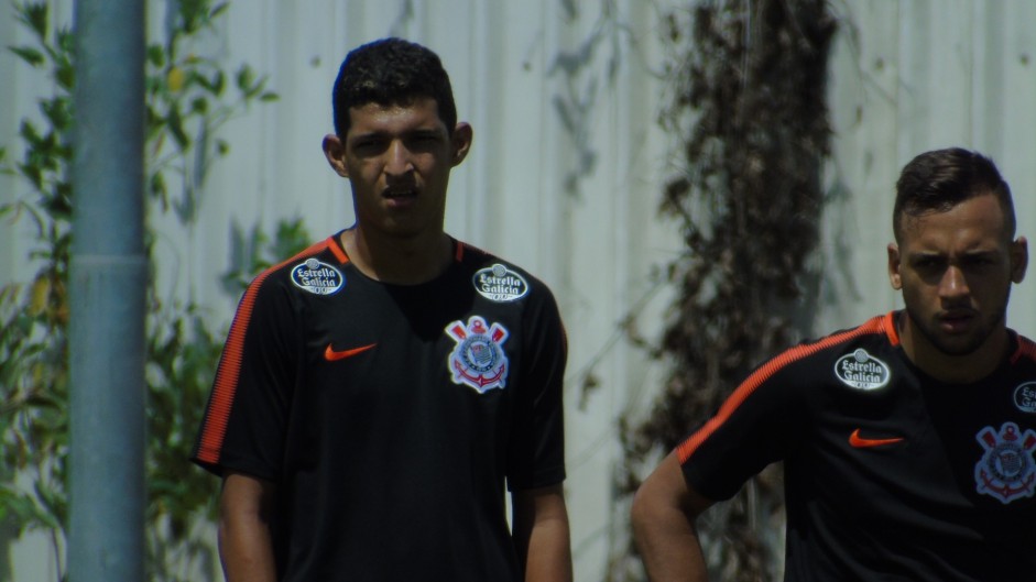 Matheus Matias junto ao grupo durante o treinamento de hoje no CT