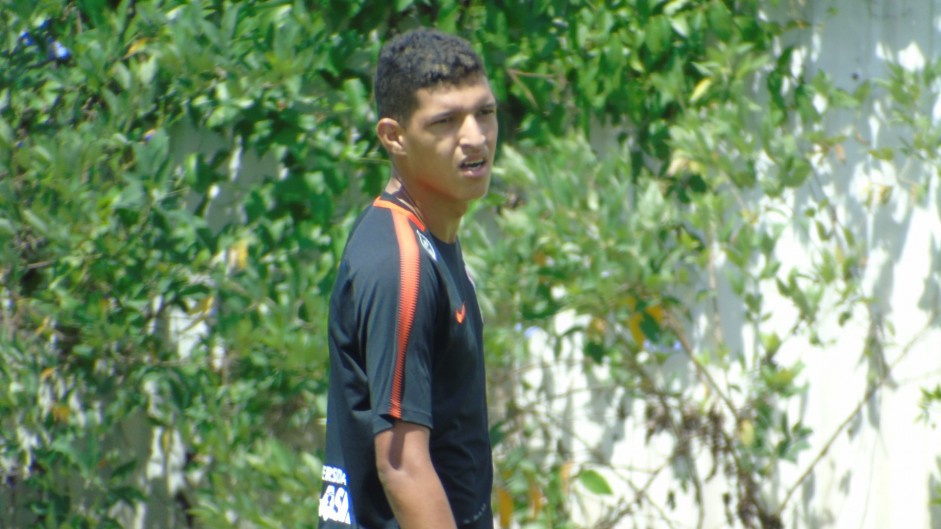 Matheus Matias, recém-chegado, treina com o grupo no CT
