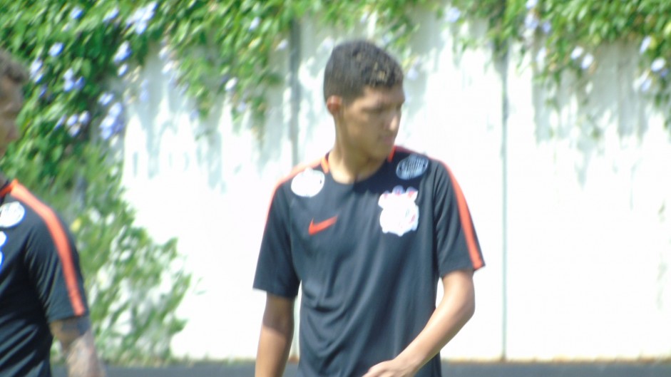 Matheus Matias treinando no CT junto com o elenco principal