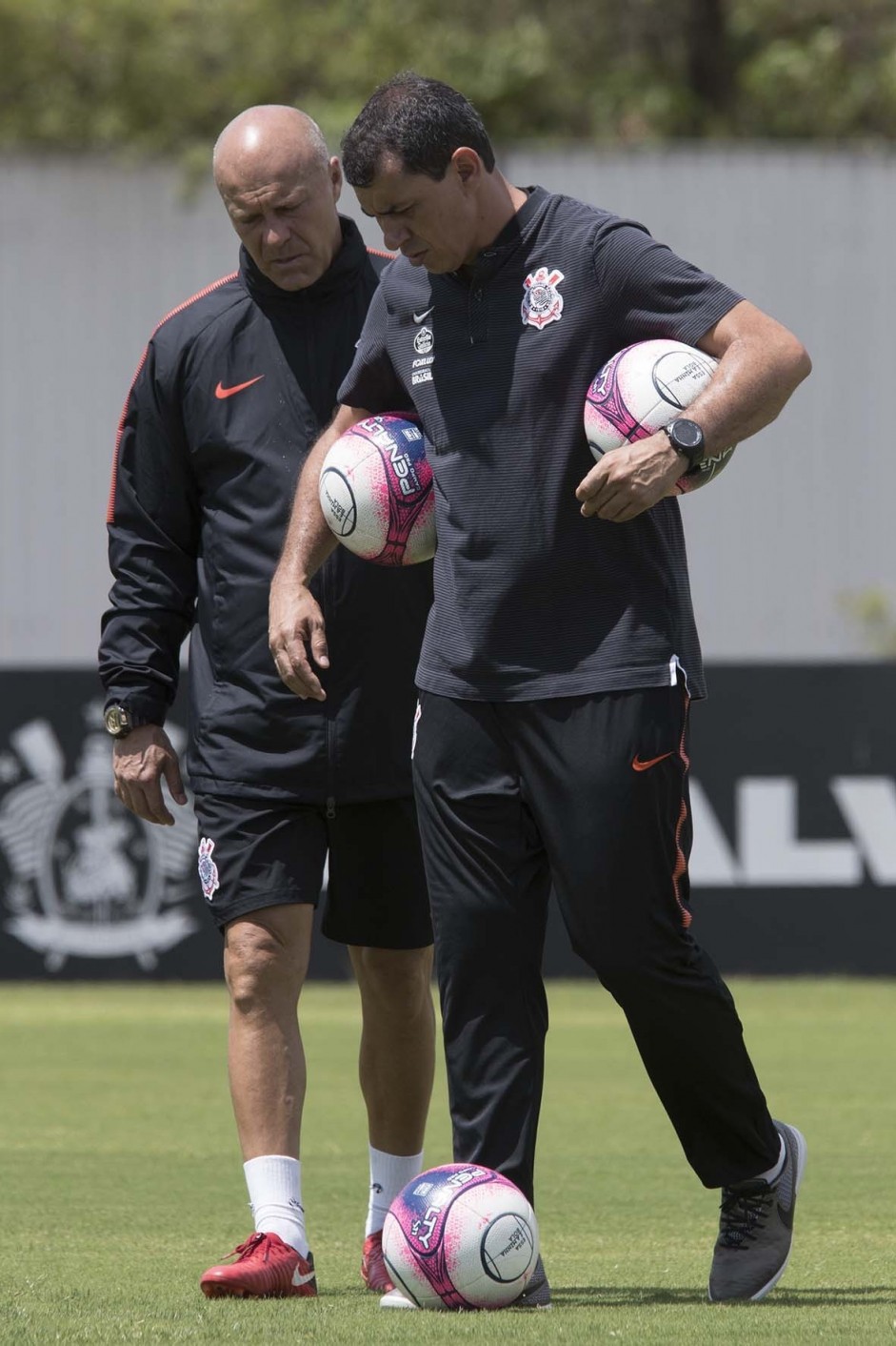 Mauri, preparador de goleiros, e Carille durante o penltimo treino antes de encarar o Palmeiras