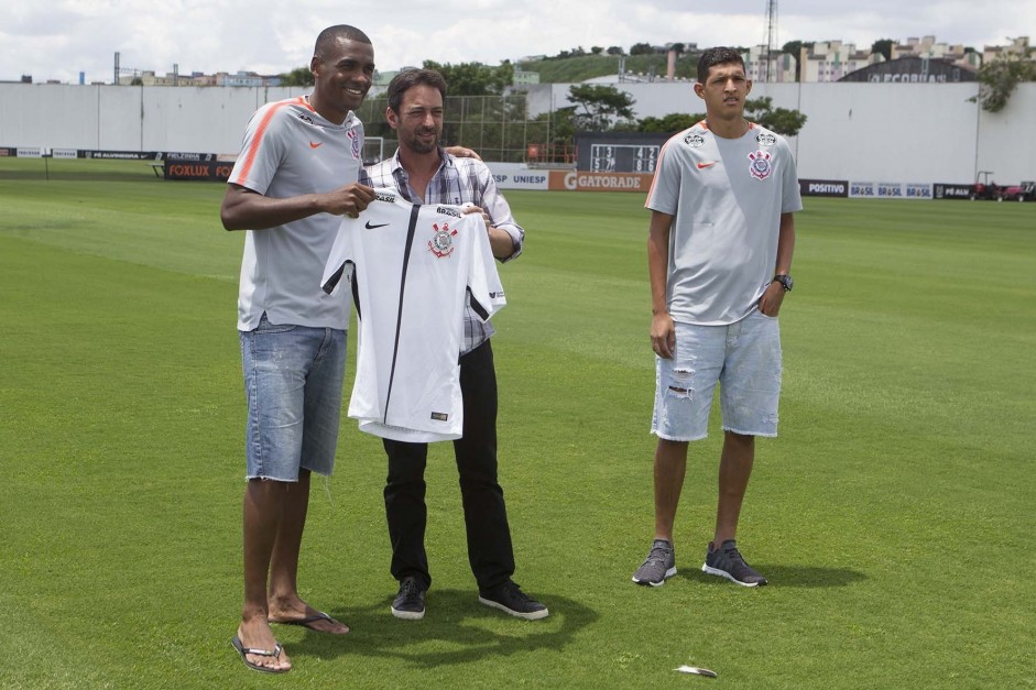 O zagueiro Marllon acertou com o Corinthians e foi oficialmente apresentado