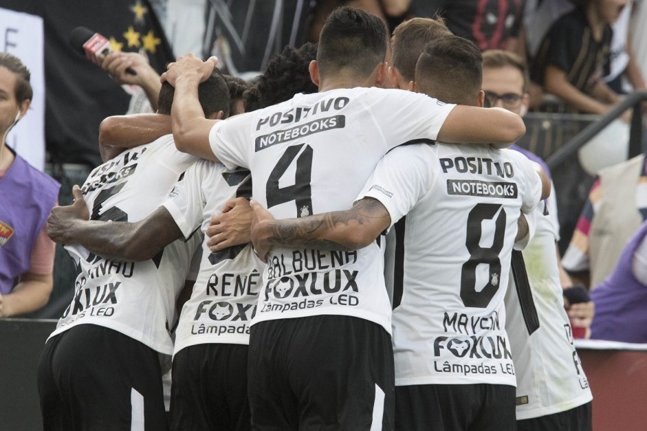 Elenco comemora o primeiro gol contra o Palmeiras, na Arena Corinthians