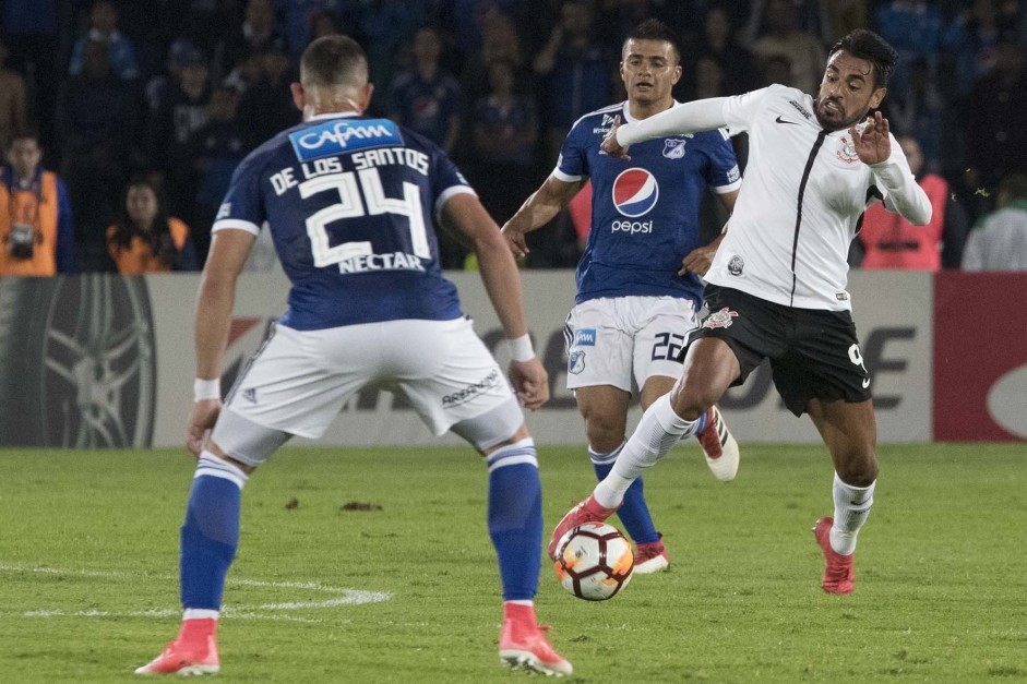 Júnior Dutra atuando contra o Millonarios, na Colômbia