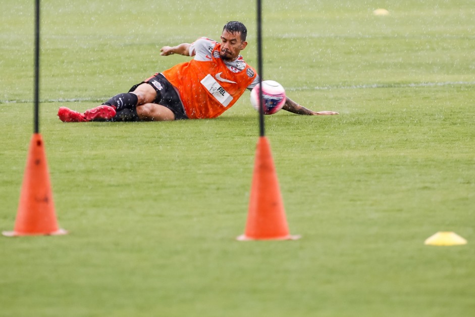 A chuva atrapalhou um pouco o treinou e tornou o gramado escorregadio