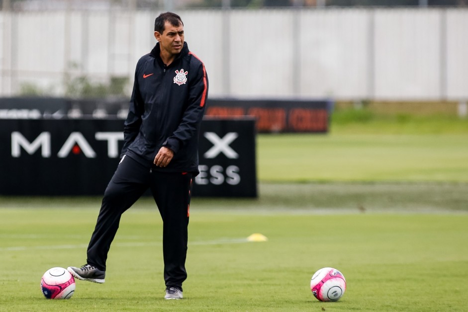 Carille observa o elenco que treina para enfrentar o Santos