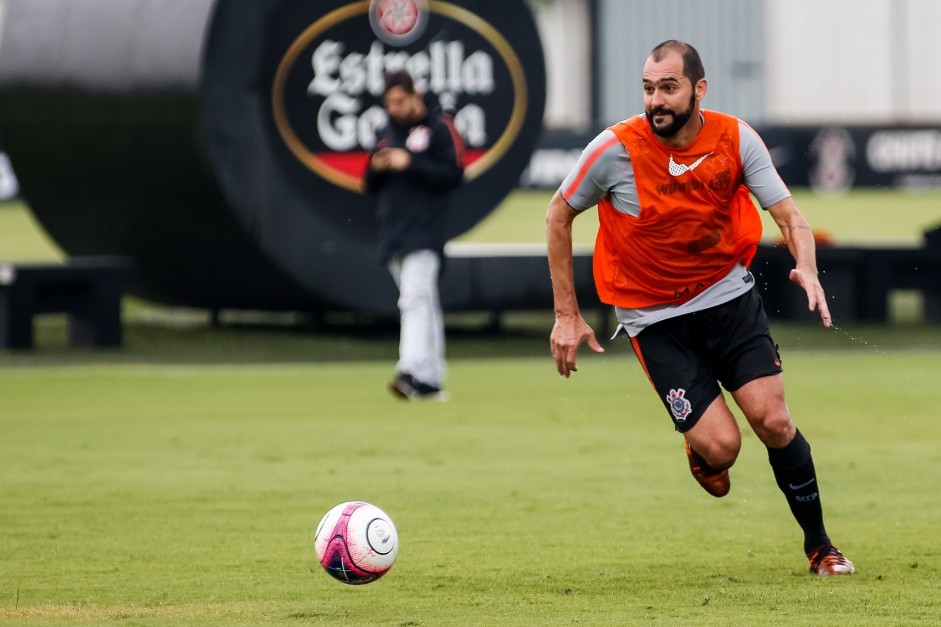 Danilo treinando no CT Joaquim Grava; O foco  o Santos, pelo campeonato paulista