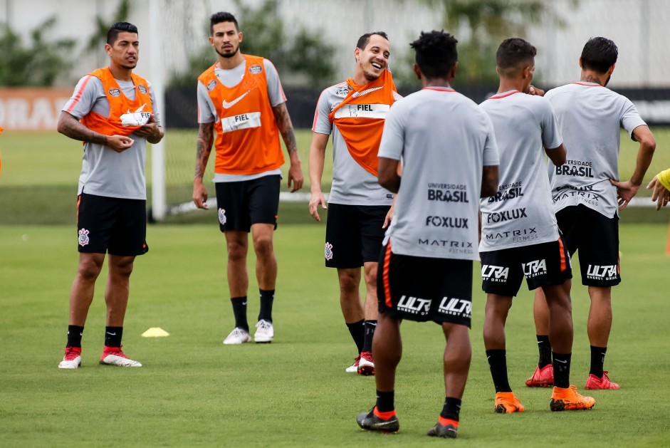Elenco desembarcou no Brasil e já correu para o treino preparatório para o clássico alvinegro