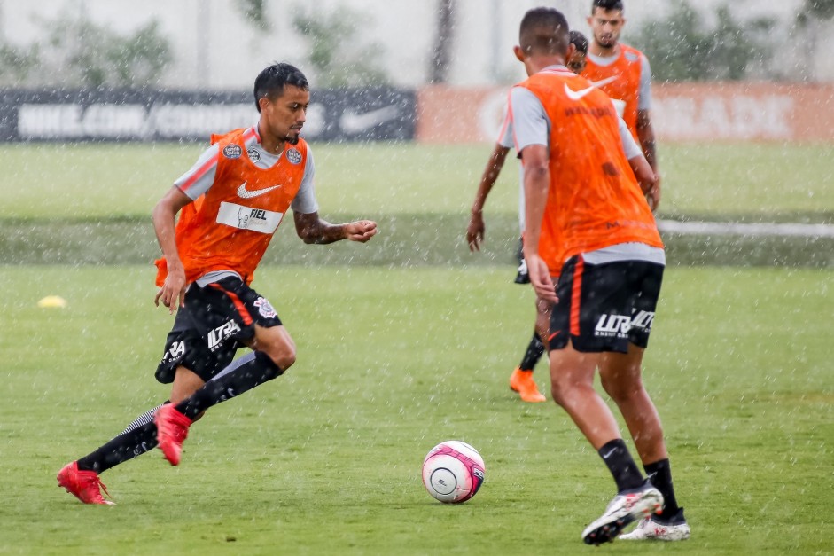 Elenco treinou sob chuva em So Paulo