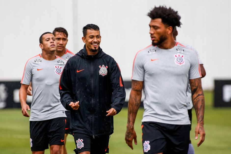 Jogadores treinaram no CT Joaquim Grava em tarde de bastante chuva