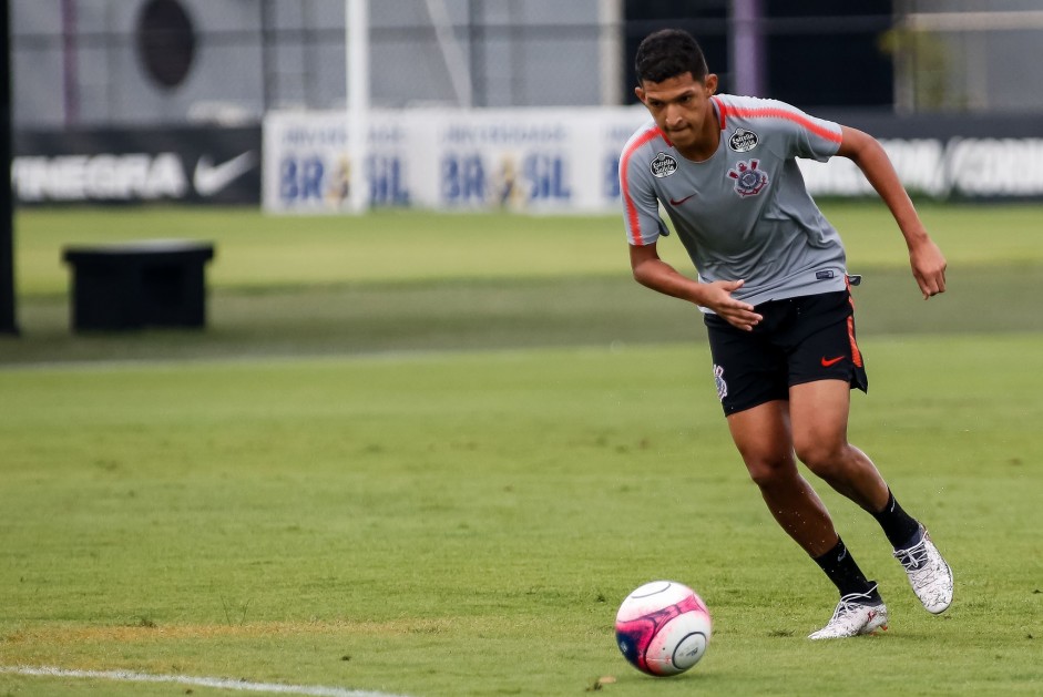 Matheus Matias no treino desta tarde chuvosa no CT Joaquim Gava