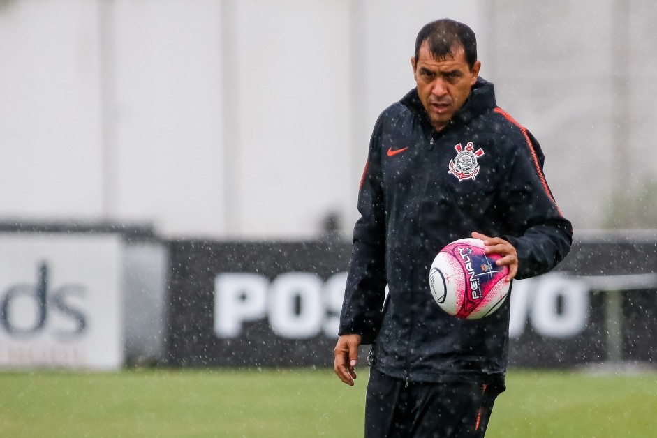 O comandante Carille debaixo de chuva no treino desta sexta-feira no CT