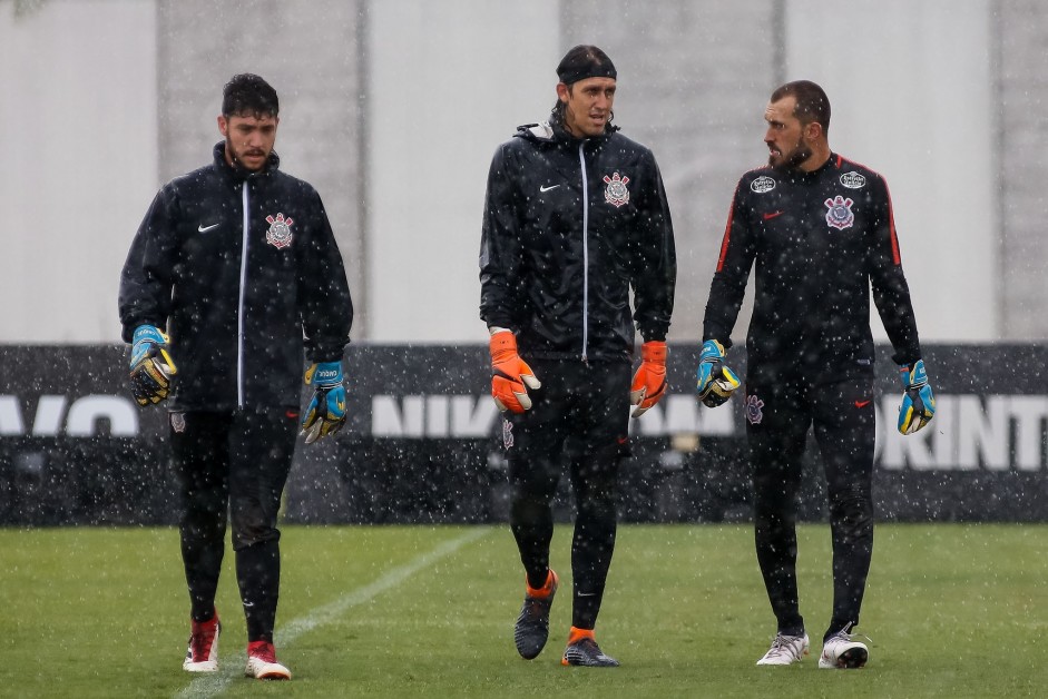 O trio de goleiros do Timão treina na chuva