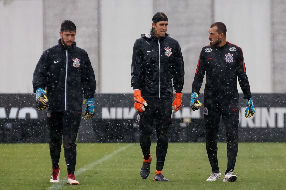 O trio de goleiros do Timo treina na chuva