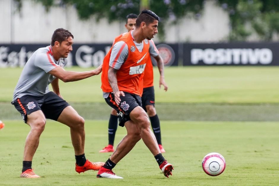 O volante Ralf treinando no CT nesta tarde chuvosa em São Paulo