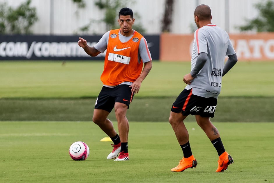 Os veteranos Ralf e Emerson Sheik no treino para encarar o Santos, pelo Paulisto