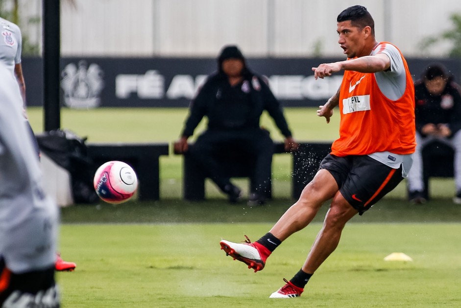 Ralf chutando a pelota no treino de hoje no CT