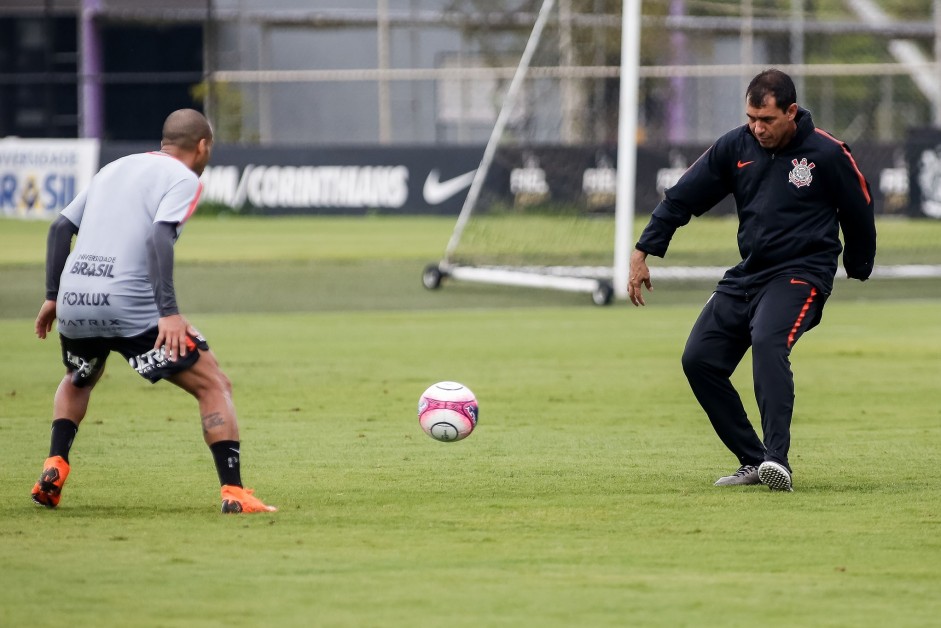 Vai encarar? Sheik encara Carille no treino de hoje no CT