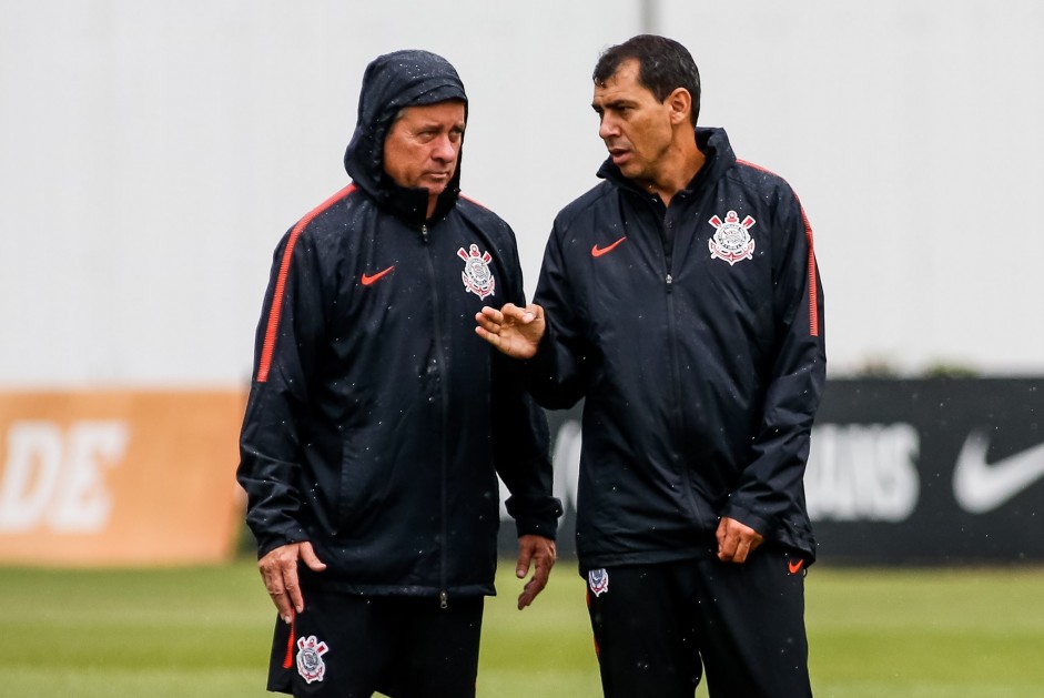 Walmir Cruz e Carille conversam durante o treino de hoje no CT