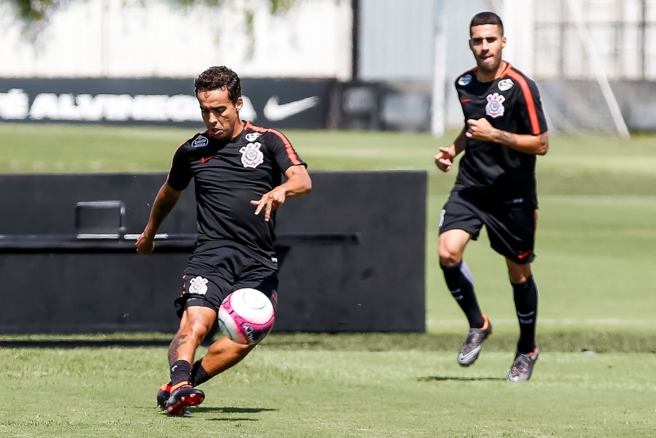 Jadson treinando para encarar o Santos, pelo Paulistão 2018
