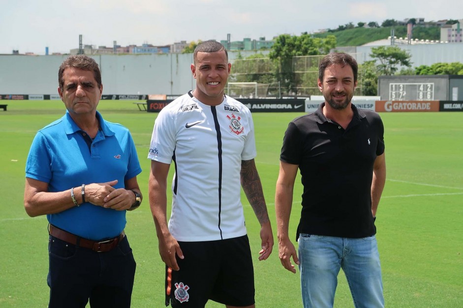 Kalil, Sidcley e Duílio na apresentação oficial do lateral ao Corinthians