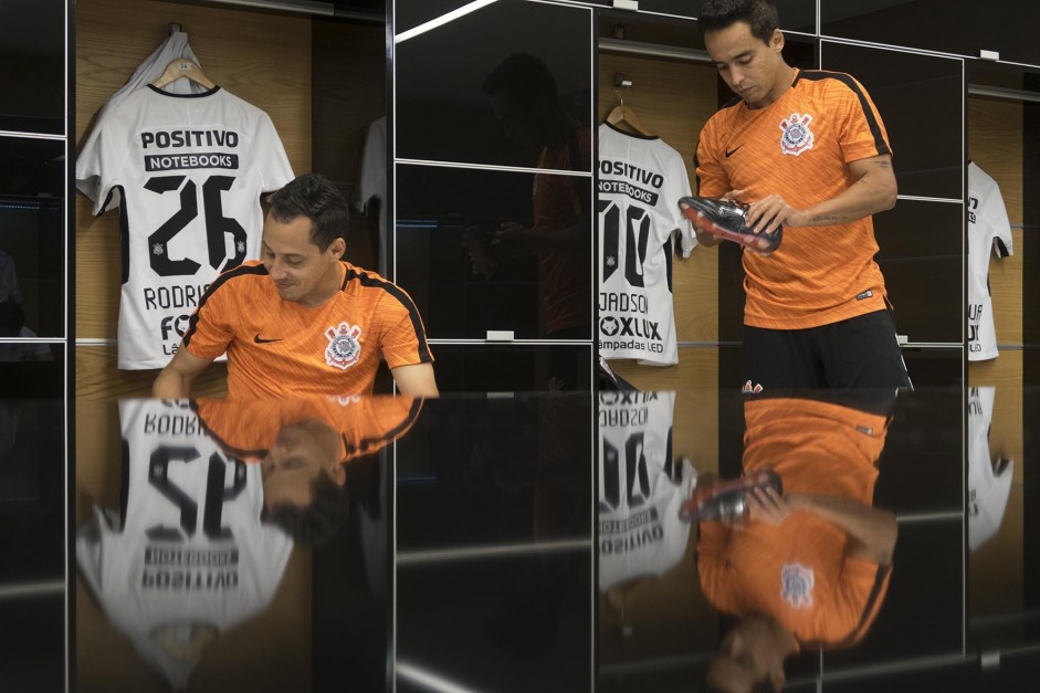 Os meias Jadson e Rodriguinho no vestirio da Arena Corinthians antes do jogo contra o Mirassol