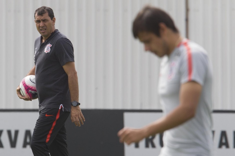 Carille observa o Romero no treino desta manh